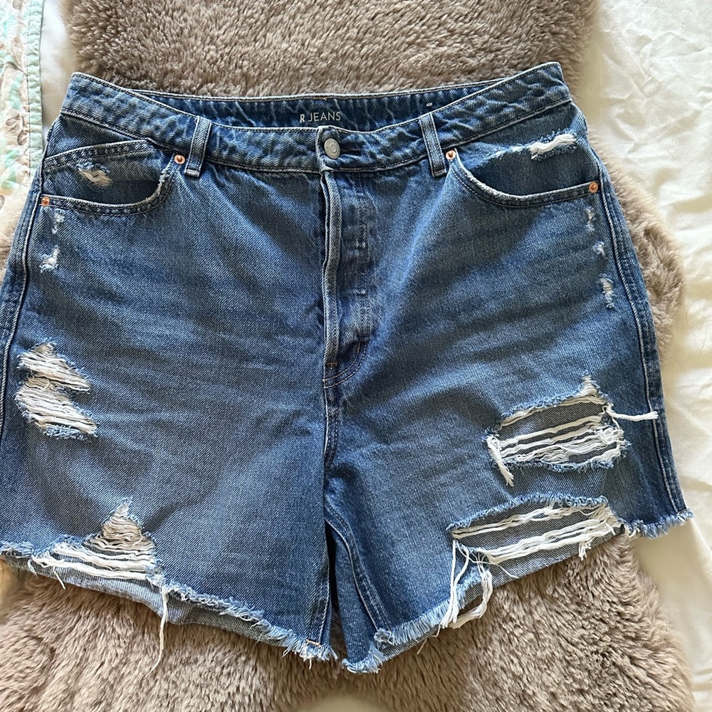 Like new on trend distressed denim shorts